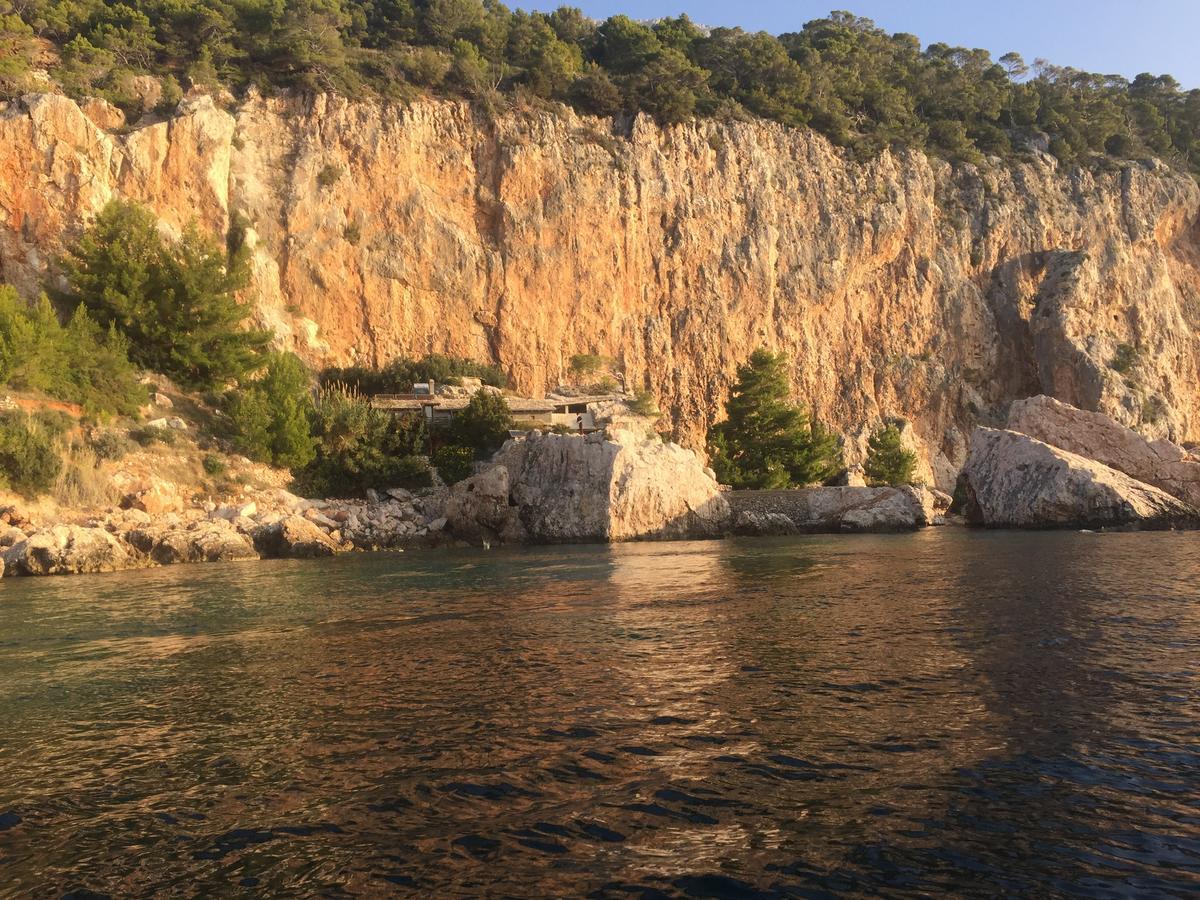 Robinsons Sveta Nedelja (Hvar)