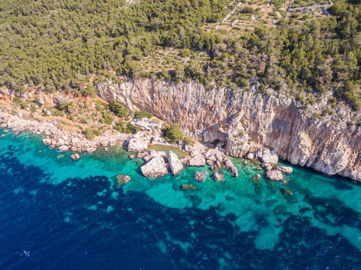 Robinsons Sveta Nedelja (Hvar)